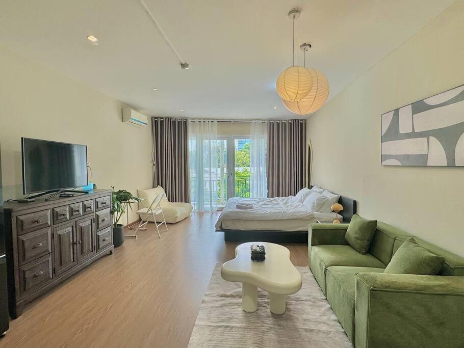 Spacious & Balcony - Walkable To Highlight Spots - Near Cong Coffee *
